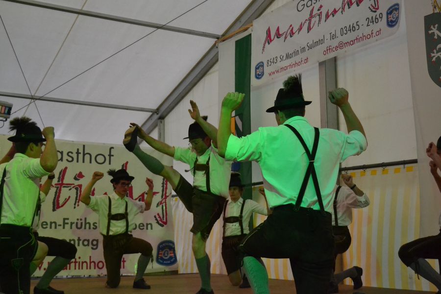 Auftritt auf der Bühne eines Festzelts